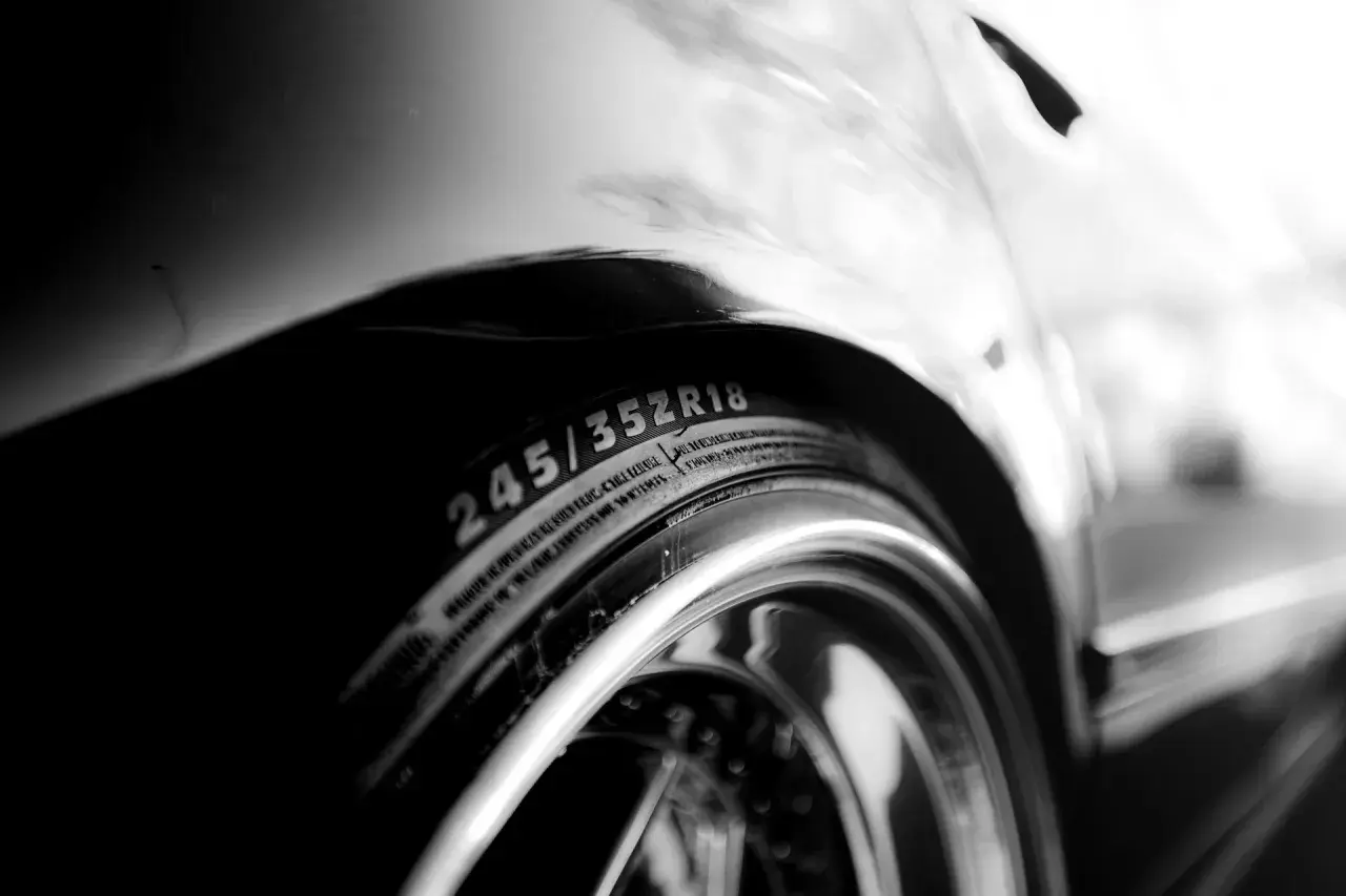 Błyszczące felgi z oponami 245/35R18. Szerokość felgi wpływa na wygląd i prowadzenie auta.