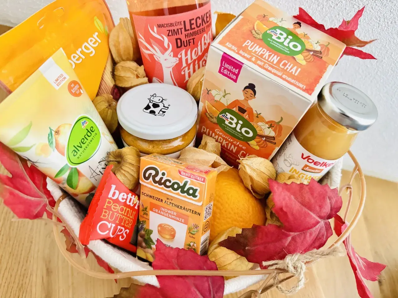 Herbstliche selbstgemachter geschenkkorb ideen: Pumpkin Chai Tee, Ingwer, Erdnussbutter Cups, Alverde Naturkosmetik und mehr.