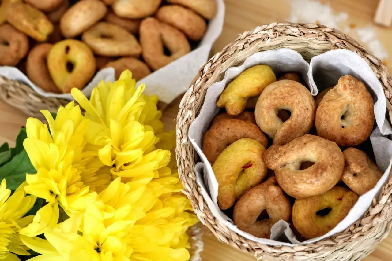 Taralli horneados en una cesta, listos para disfrutar. Una deliciosa receta para compartir.