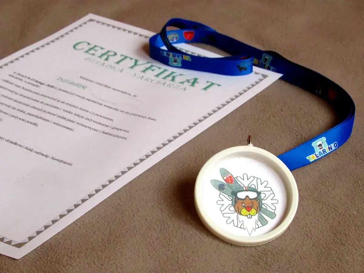 Certyfikat narciarza i medal z bobrem w goglach. Idealny pomysł, jak zrobić wieszak na medale dla małego sportowca.