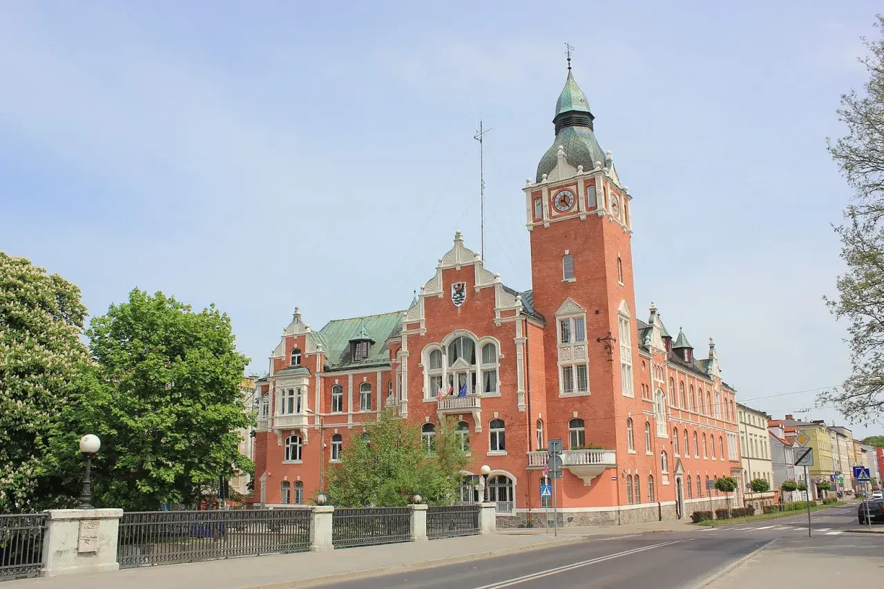 Ratusz w Słupsku, świadectwo bogatej historii miasta, z charakterystyczną wieżą i ceglaną fasadą.