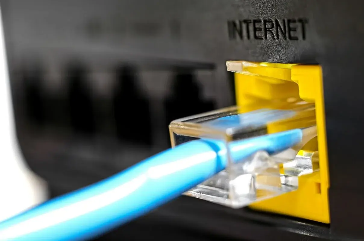 Un câble bleu se connecte à un port "INTERNET" jaune. La fibre et le wifi, une différence de connexion.