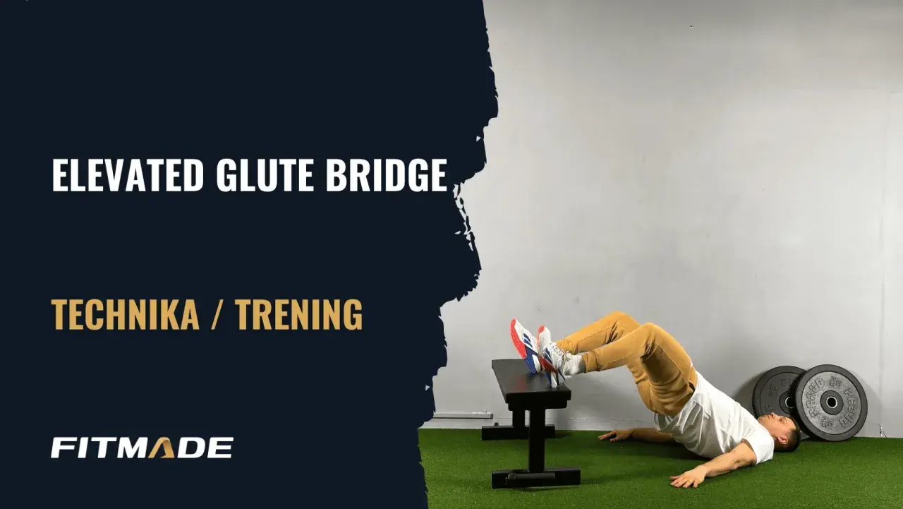 Mężczyzna wykonuje glute bridge z obciążeniem, opierając stopy na ławce. Ćwiczenie na pośladki.