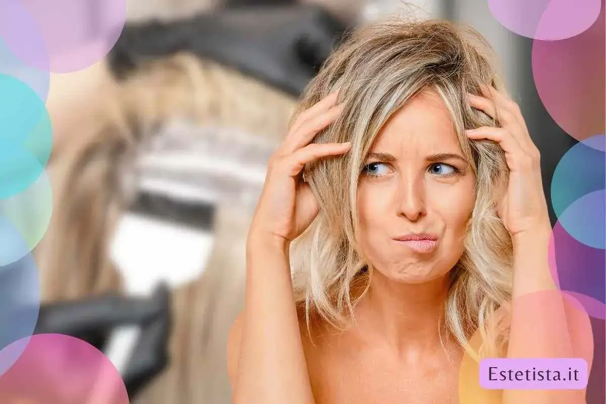 Donna bionda con espressione perplessa, mani tra i capelli, forse dopo una tinta su capelli puliti.