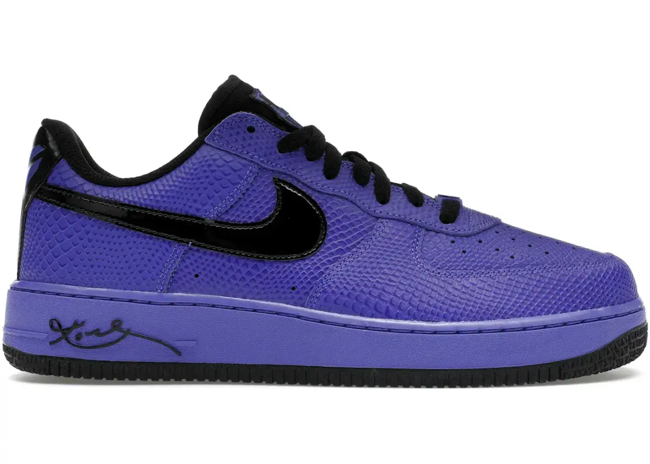 Fioletowe buty Nike Air Force 1 z czarnym lakierowanym Swooshem i fakturą skóry węża. Na podeszwie podpis Kobe Bryant.