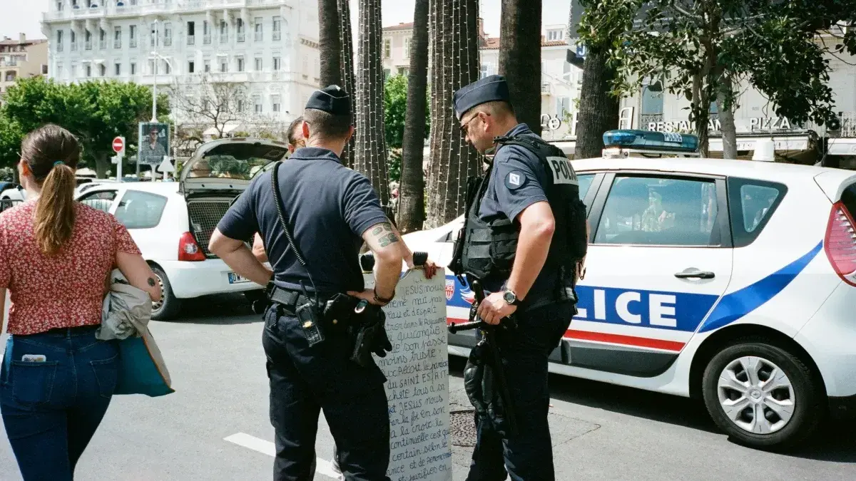Czy policjant może zabrać prawo jazdy? Sprawdź, kiedy to możliwe