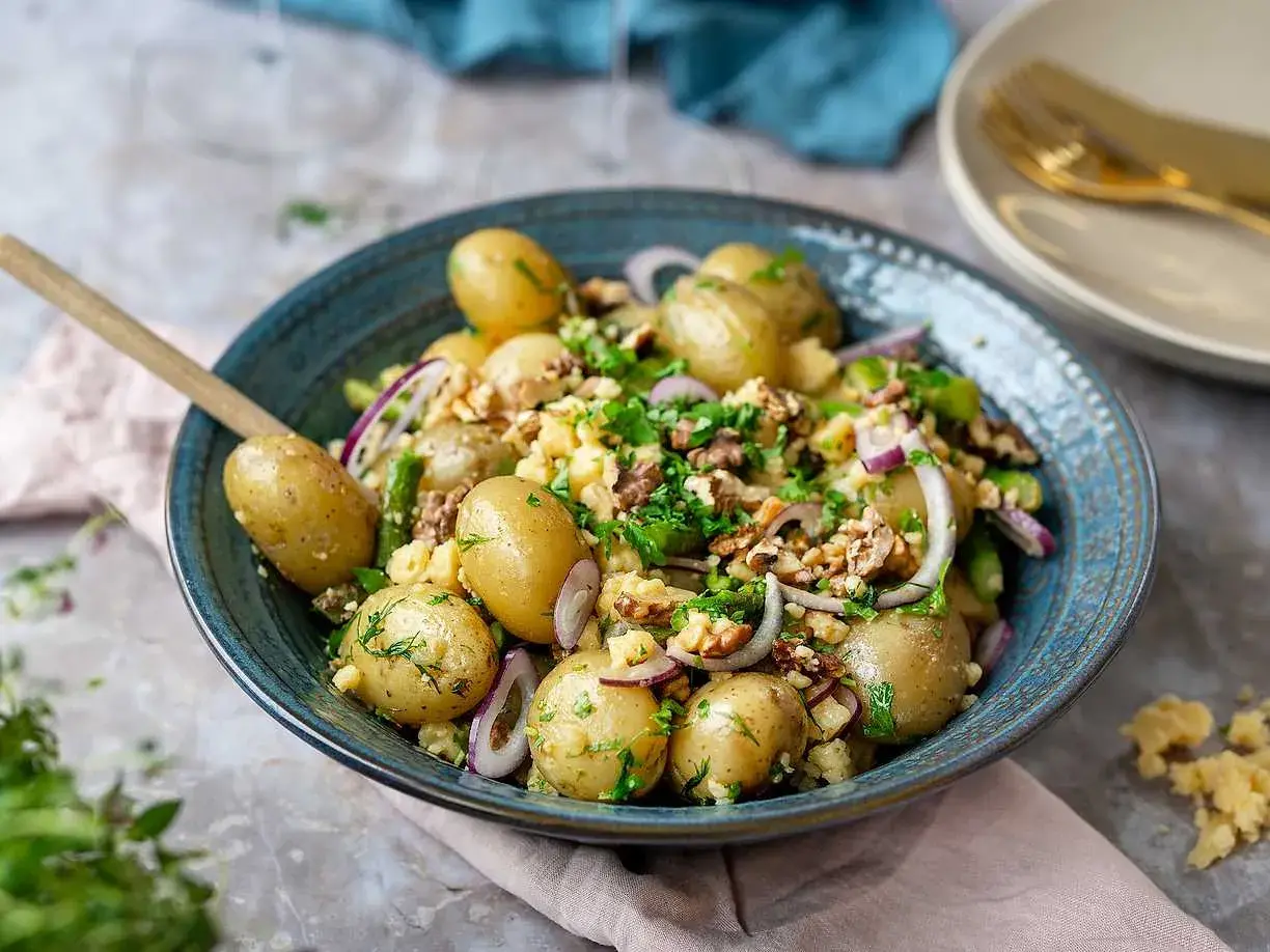 En härlig potatissallad med dill, rödlök och valnötter. Ett perfekt potatis recept för sommaren!