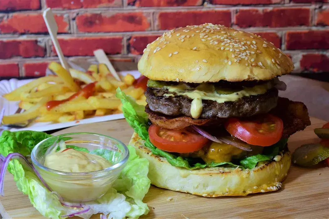 Ile kalorii ma burger wołowy z frytkami? Zaskakujące liczby!