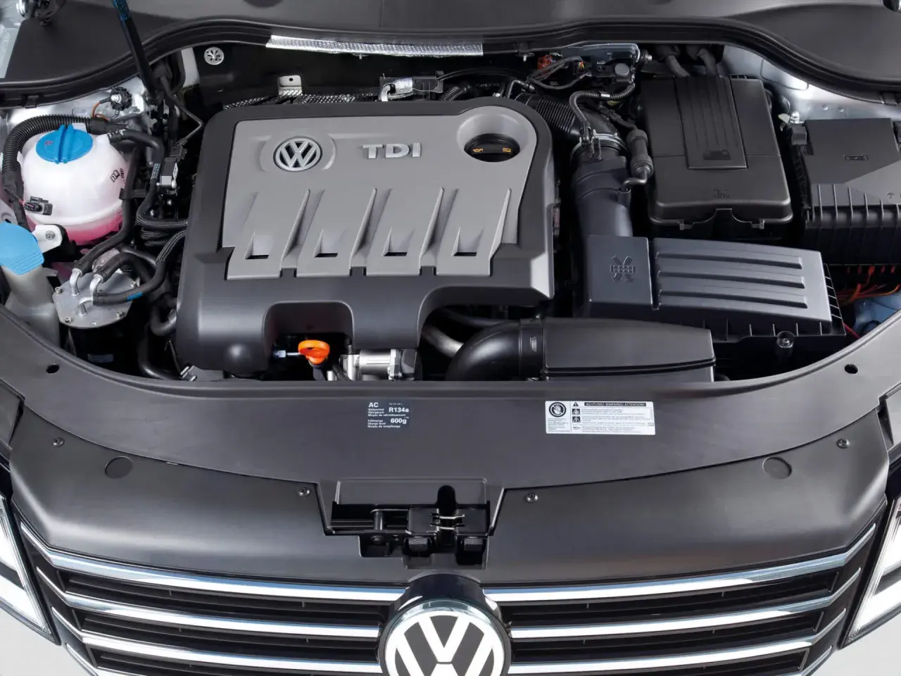 Silnik TDI Volkswagena. TDI co to znaczy? To turbodoładowany silnik Diesla, znany z mocy i oszczędności.