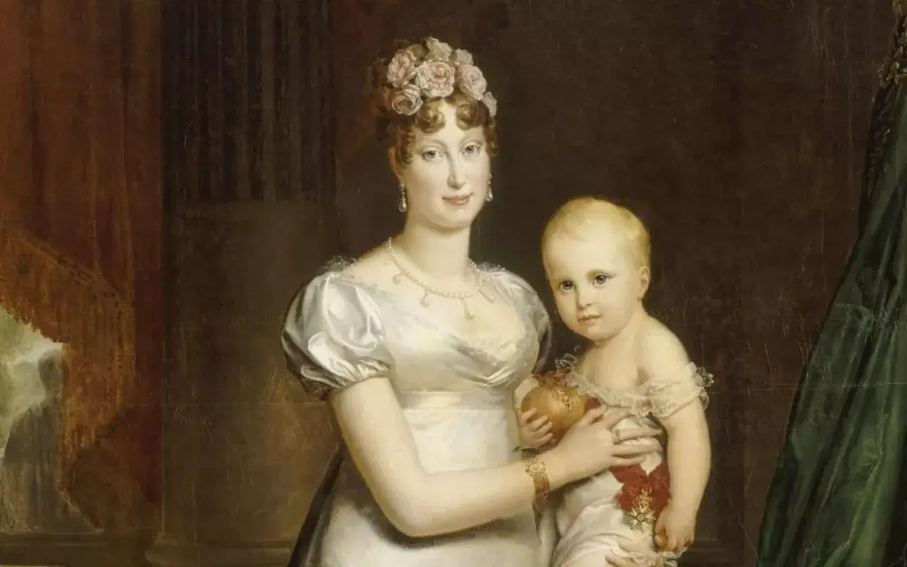 Marie-Louise d'Autriche, impératrice, tient son fils, le roi de Rome, dans ses bras. Elle porte une robe blanche et une couronne de fleurs.