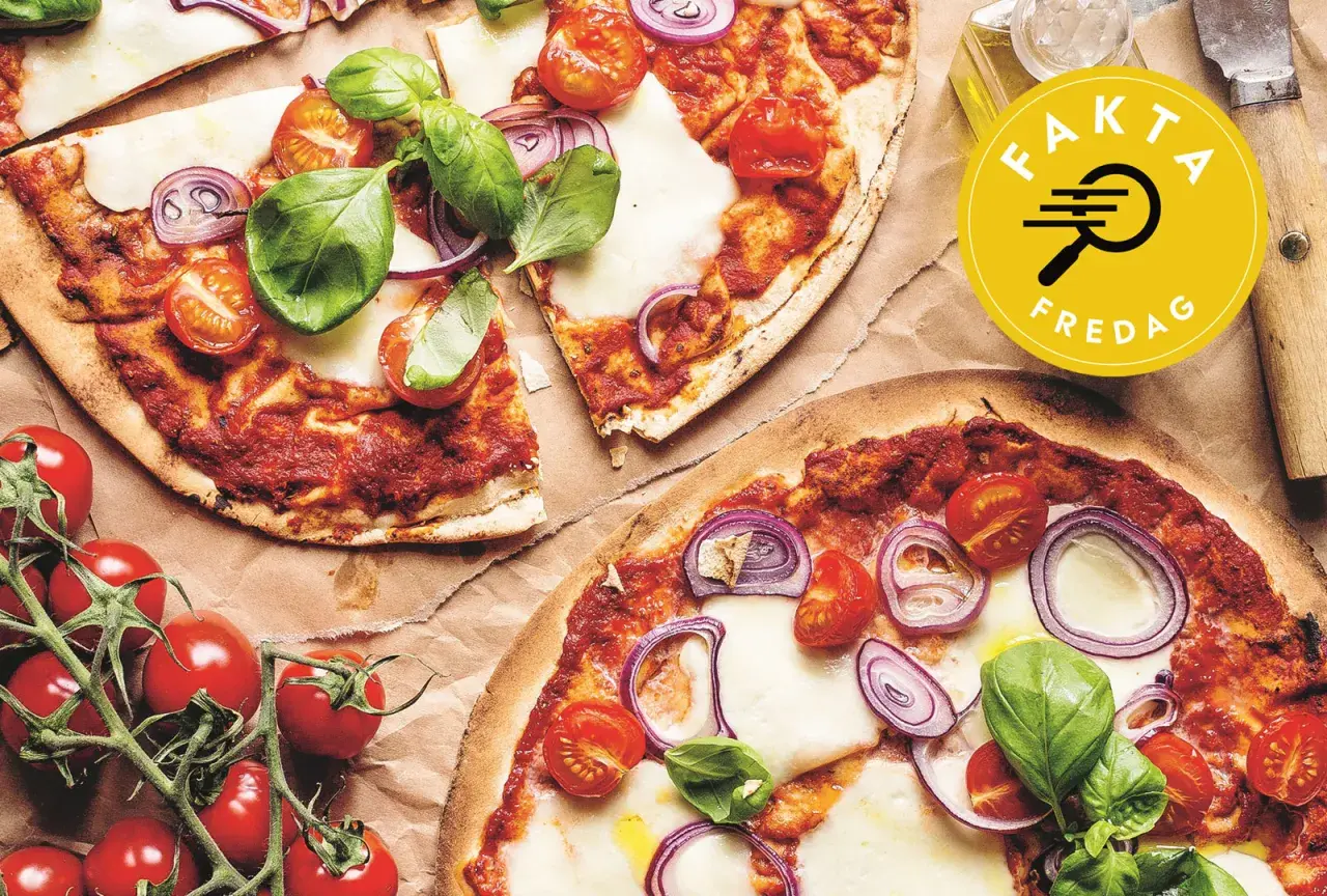 Två läckra pizzor med tomatsås, mozzarella, körsbärstomater, rödlök och basilika. Perfekt för en fredagsmyskväll!