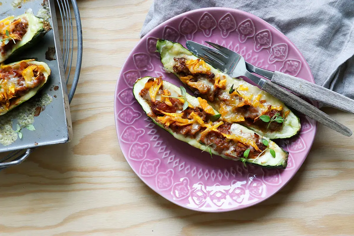 Fyllda zucchinihalvor med köttfärs och ost, ett läckert zucchini recept.