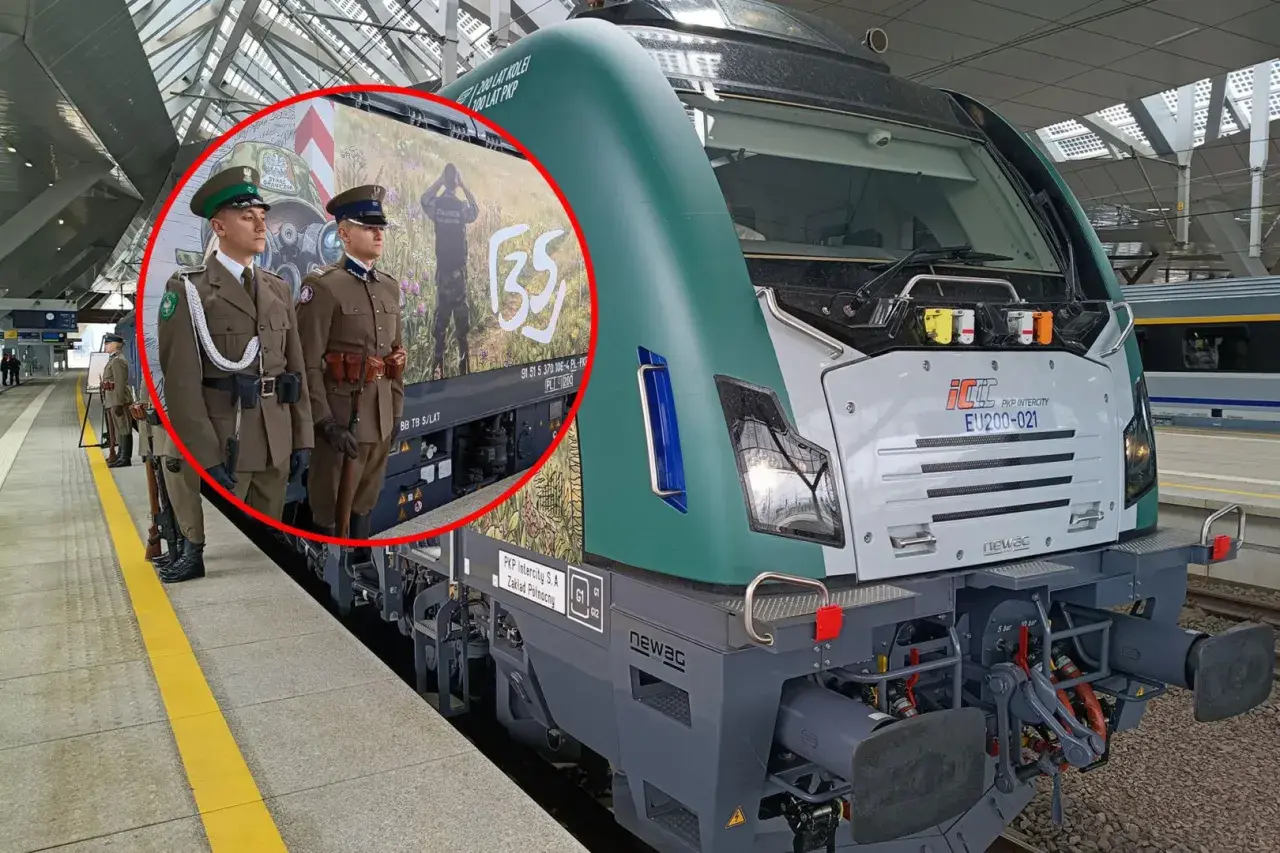 Żołnierze w mundurach stoją obok lokomotywy PKP Intercity EU200-021, która upamiętnia 200 lat kolei. To definicja pociągu jako symbolu historii i postępu.