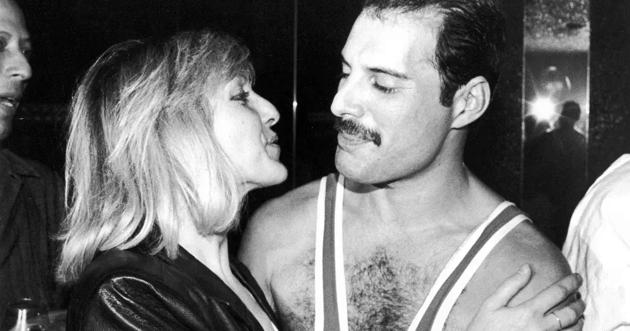 Freddie Mercury i Mary Austin, jego wieloletnia partnerka, która była mu jak żona, w intymnym uścisku.