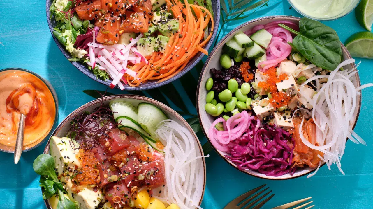 Tre färgglada poke bowls med lax, tonfisk, tofu, grönsaker och ris. Perfekt för ett snabbt och hälsosamt poke bowl recept.
