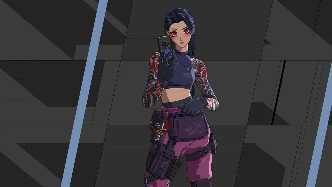 Dziewczyna z tatuażami na rękach robi sobie selfie przed kolejnym turniejem Fortnite.