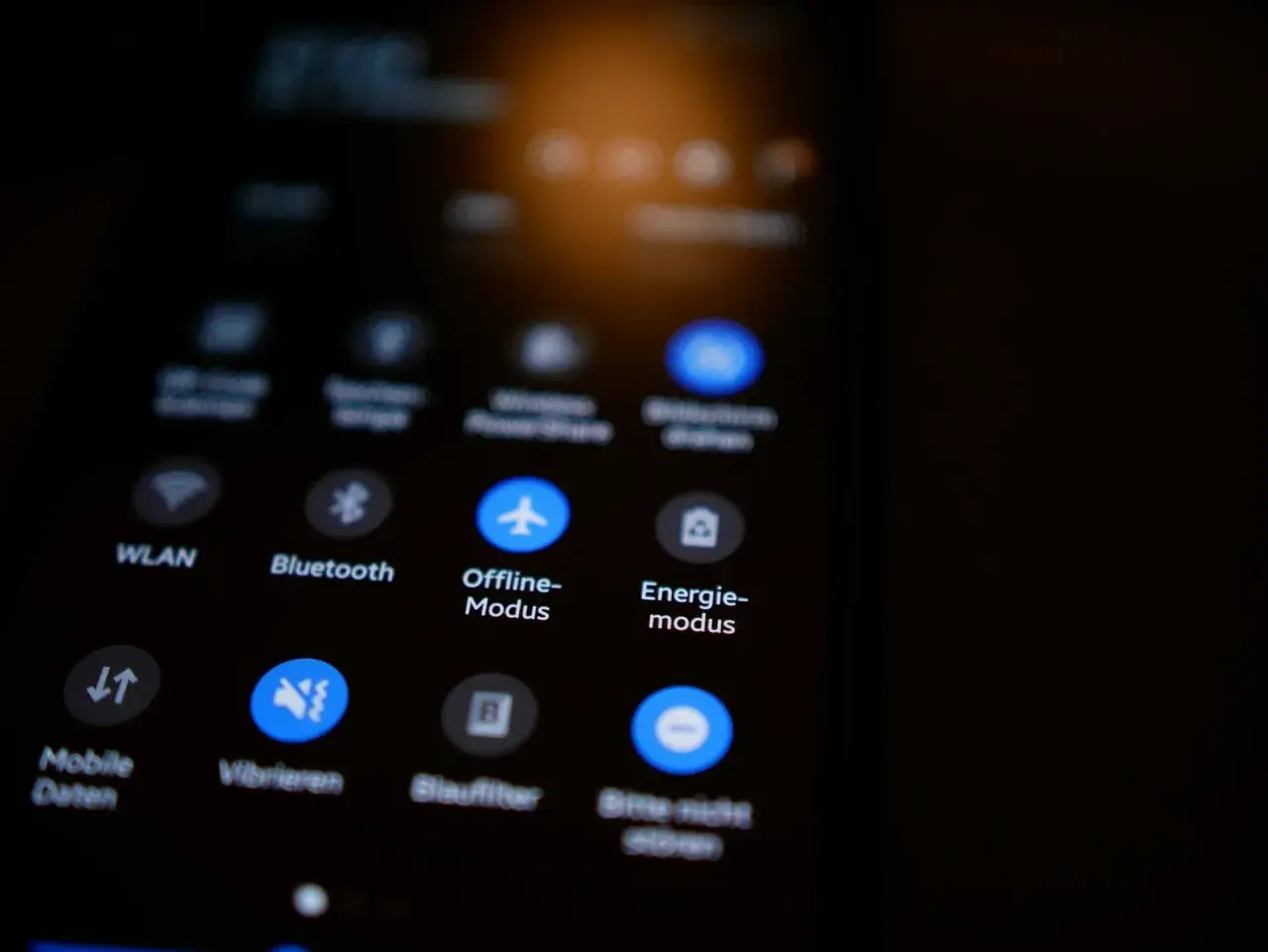 Ikona samolotu symbolizuje tryb samolotowy na ekranie telefonu.
