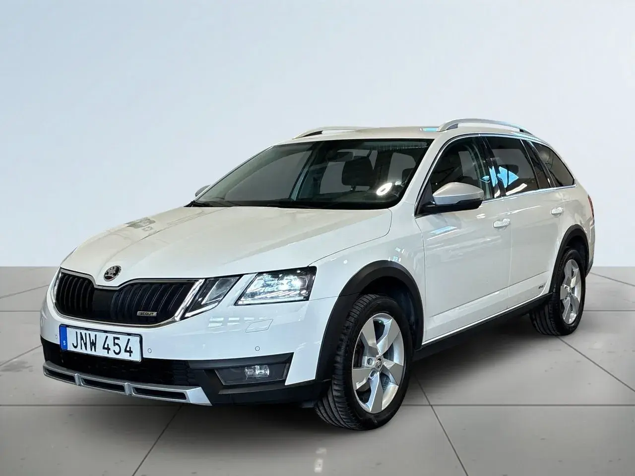 Vit Skoda Octavia Scout, redo för äventyr. Inga problem här, bara ren körglädje!