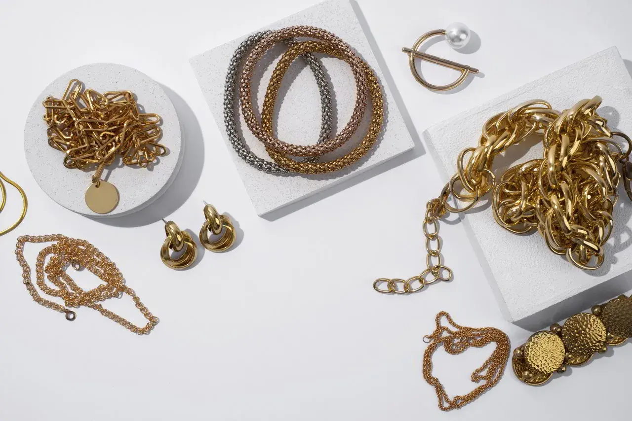 Złota biżuteria, w tym naszyjniki i kolczyki, prezentuje się pięknie. Dowiedz się, jak wyczyścić pozłacaną biżuterię, by zachowała blask.