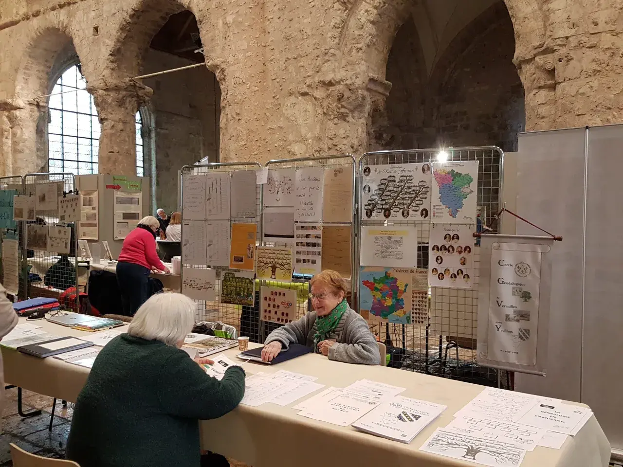 Des bénévoles présentent les archives des Yvelines en ligne état civil et des arbres généalogiques.