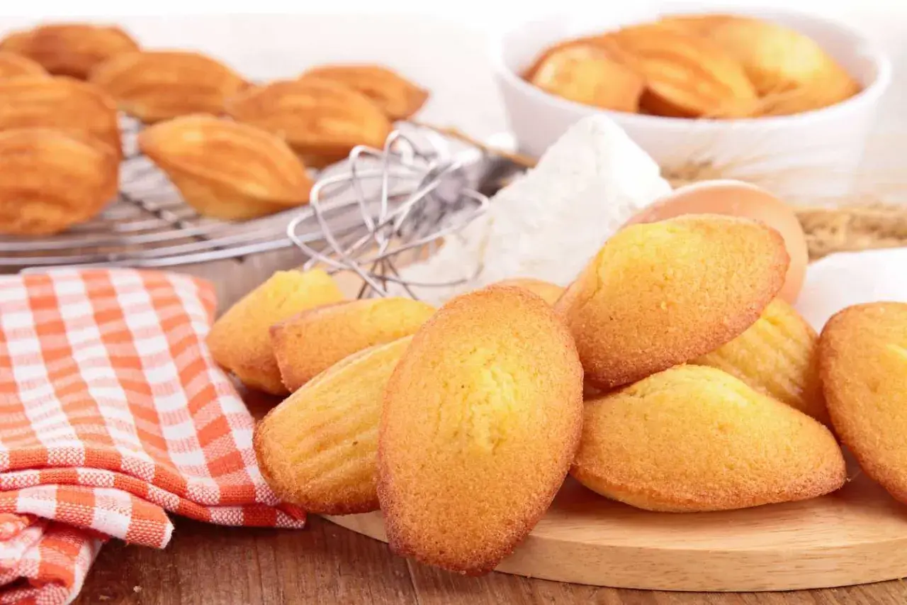 Des madeleines dorées et moelleuses, prêtes à être dégustées. Une recette facile pour un goûter parfait.