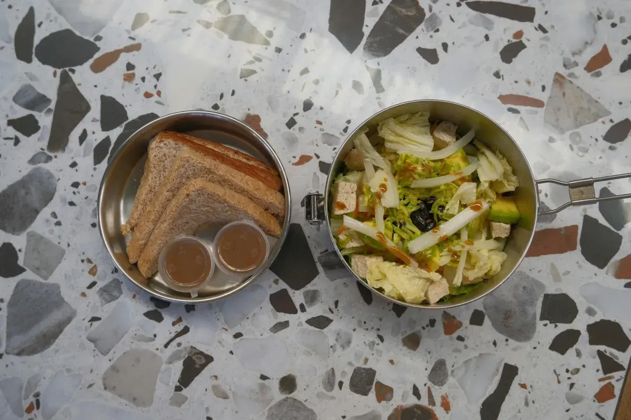 Proste sałatki do pracy: chrupiąca sałatka z awokado i tofu oraz tosty z sosem. Idealny lunchbox.