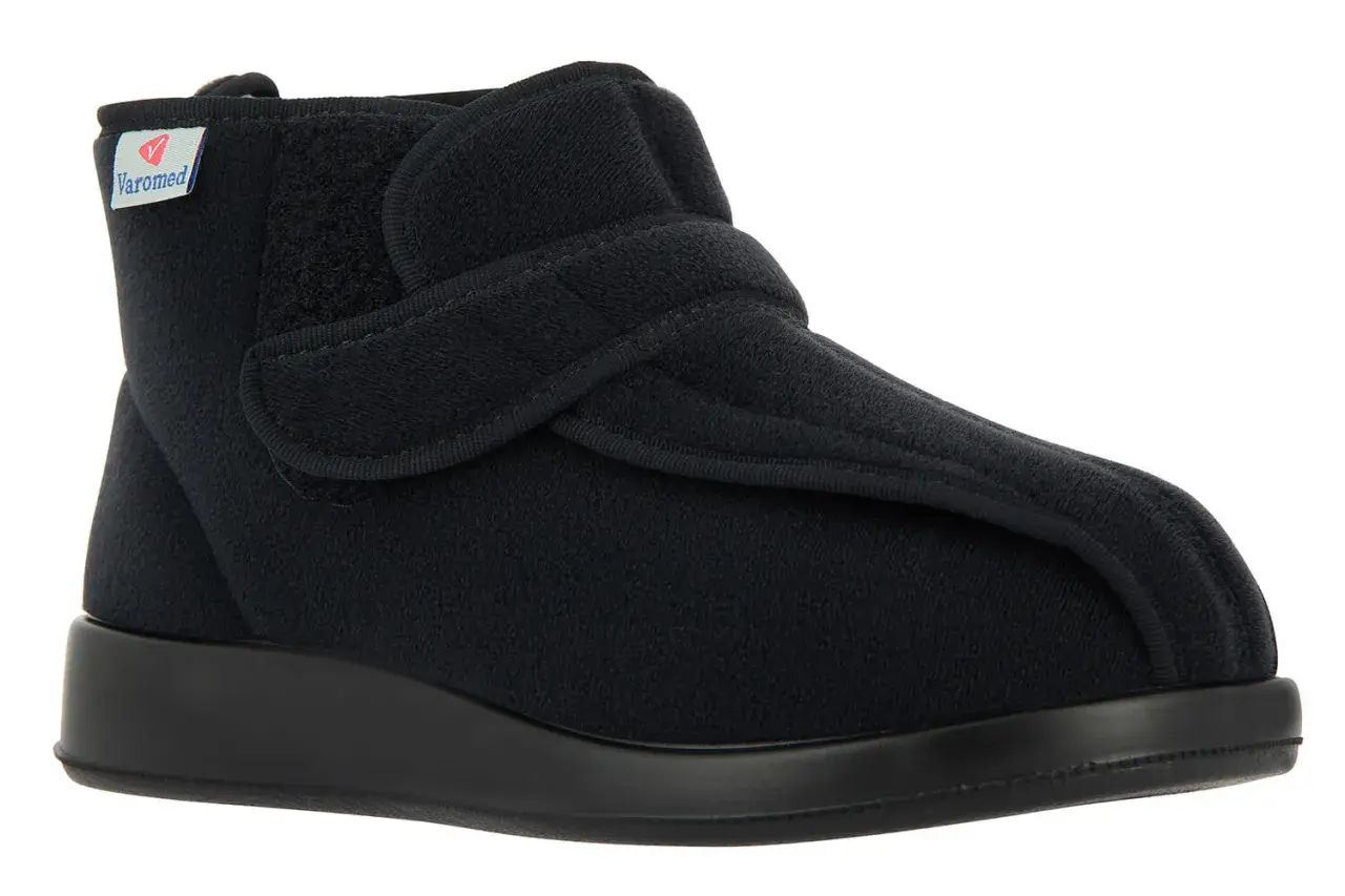 Schwarzer, weicher Schuh mit Klettverschluss, ideal als Therapieschuh für Komfort und Halt.