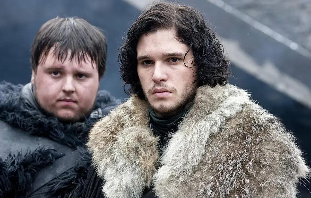 Jon Snow et Samwell Tarly, distribution de Game of Thrones saison 1, se préparent pour le froid du Nord.