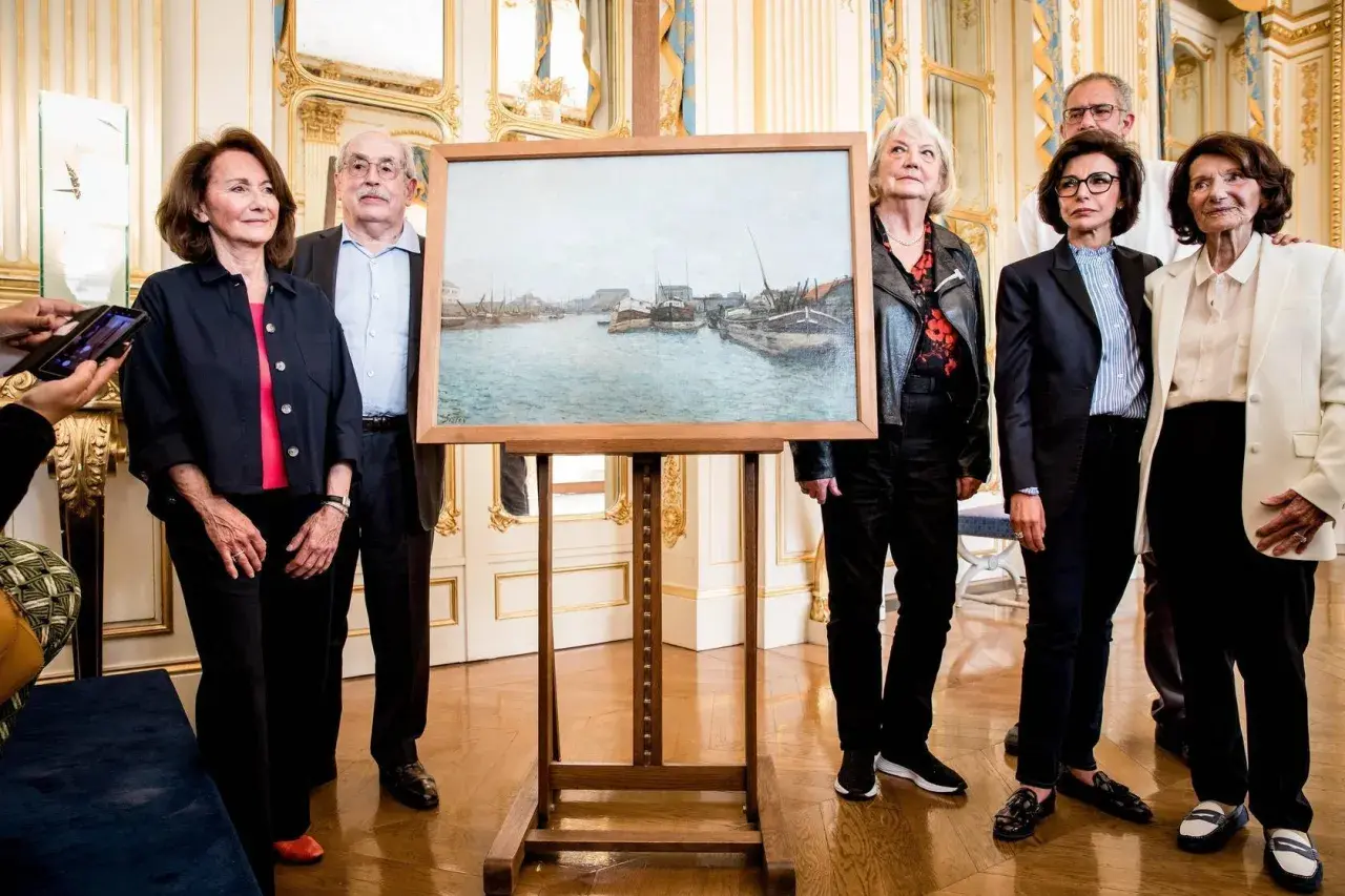 Un tableau de port, peut-être une œuvre d'art spoliée, est présenté par des personnes élégantes dans un salon doré.