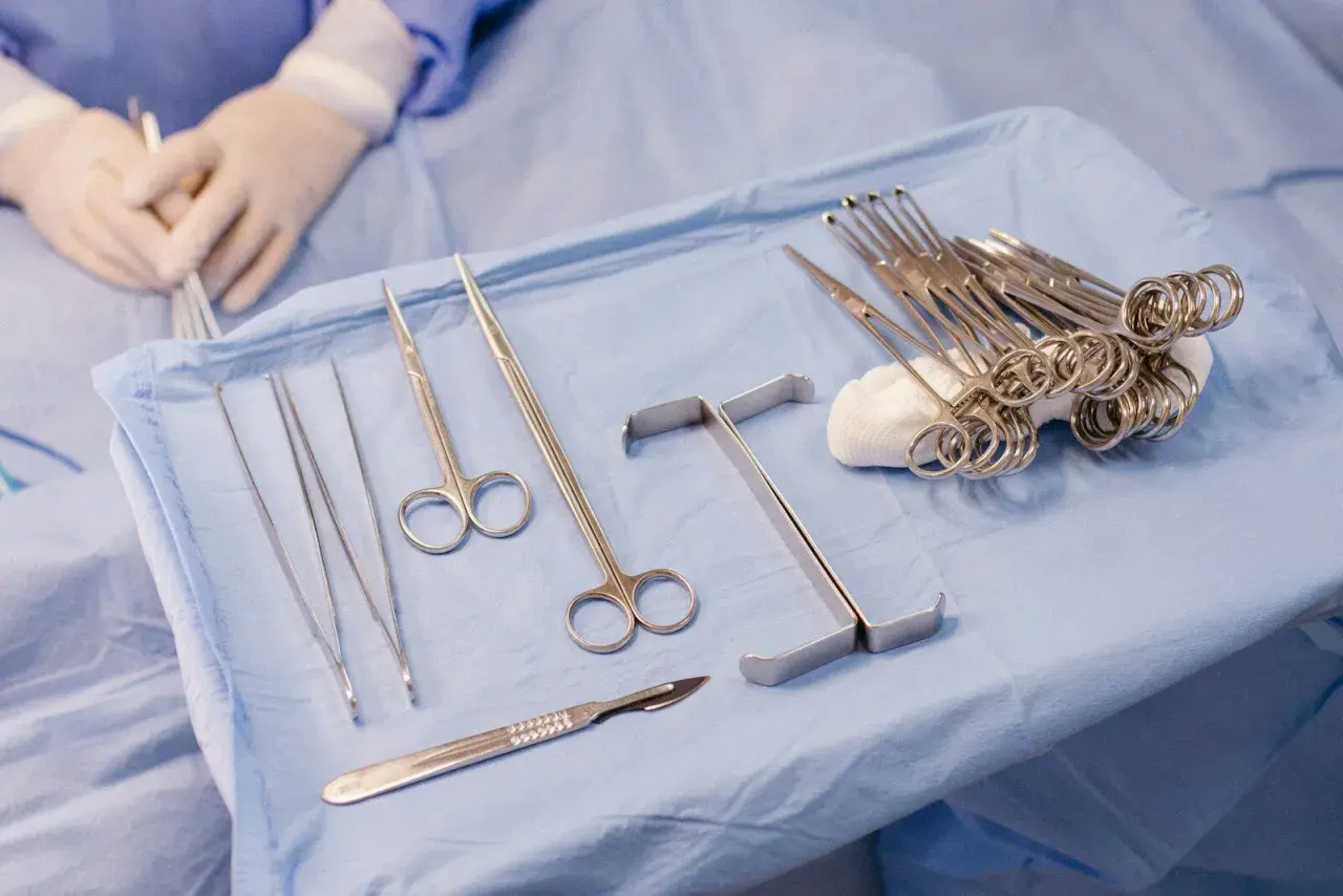 Sterylne narzędzia chirurgiczne gotowe do użycia. Technik sterylizacji praca to klucz do bezpieczeństwa pacjenta.