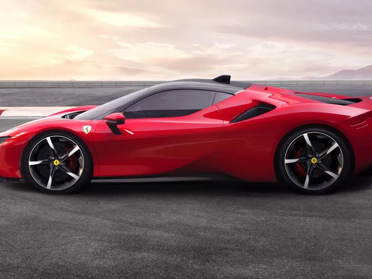 Czerwone Ferrari SF90 na torze. Marzysz o tym aucie? Sprawdź, jaka jest ferrari sf90 cena i zacznij planować zakup.