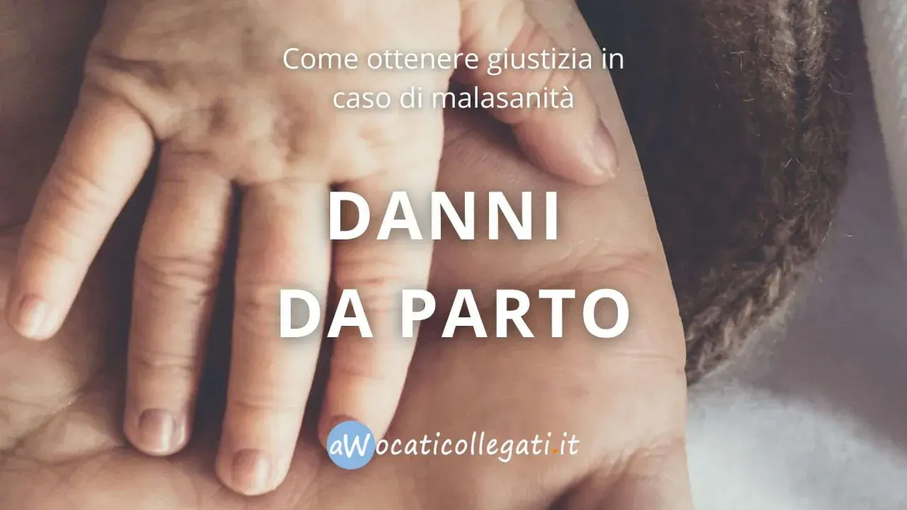 Mani di neonato e adulto si intrecciano. Testo: "Danni da parto. Come ottenere giustizia in caso di malasanità".