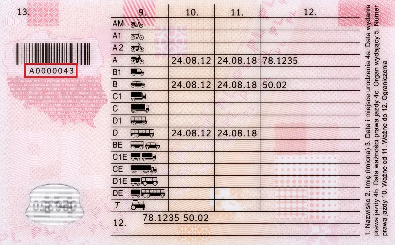 Numer druku prawa jazdy A0000043 znajduje się pod kodem kreskowym.