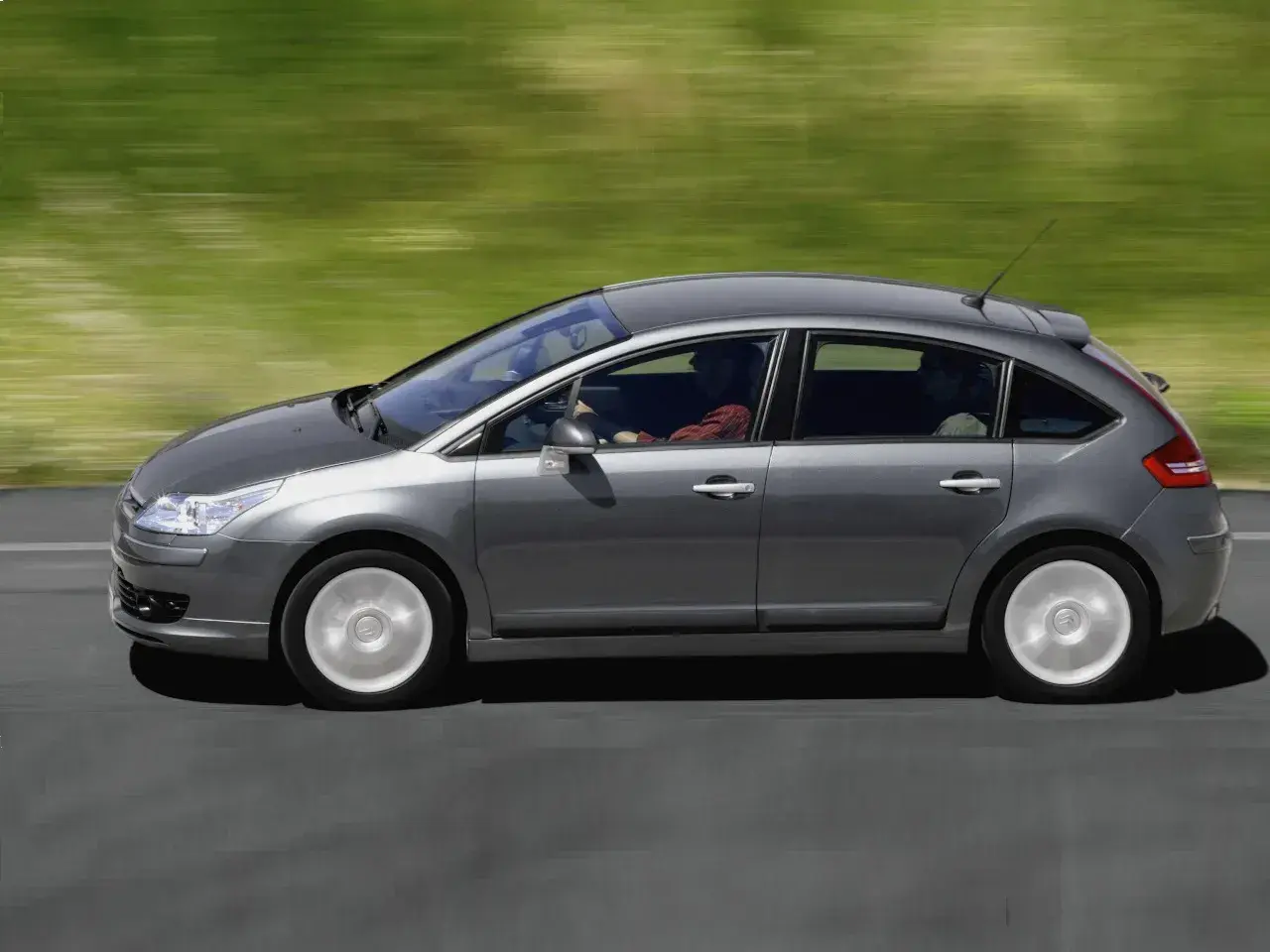 Citroën gris en movimiento. El motor 1.6 HDI 110cv puede presentar problemas, pero este coche parece rodar sin ellos.