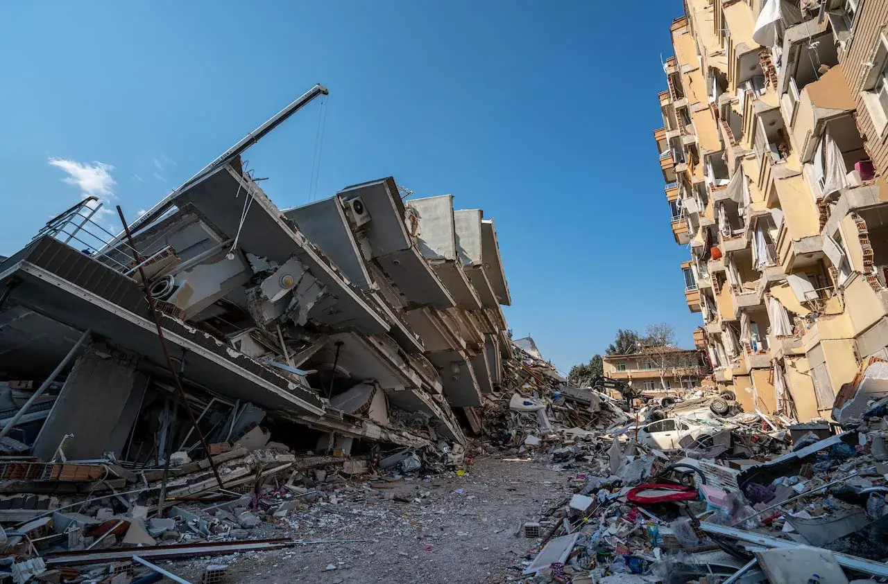 Edificios colapsados y escombros por doquier, un paisaje desolador que parece sacado de un mal sueño, como si alguien hubiera decidido soñar con terremoto.