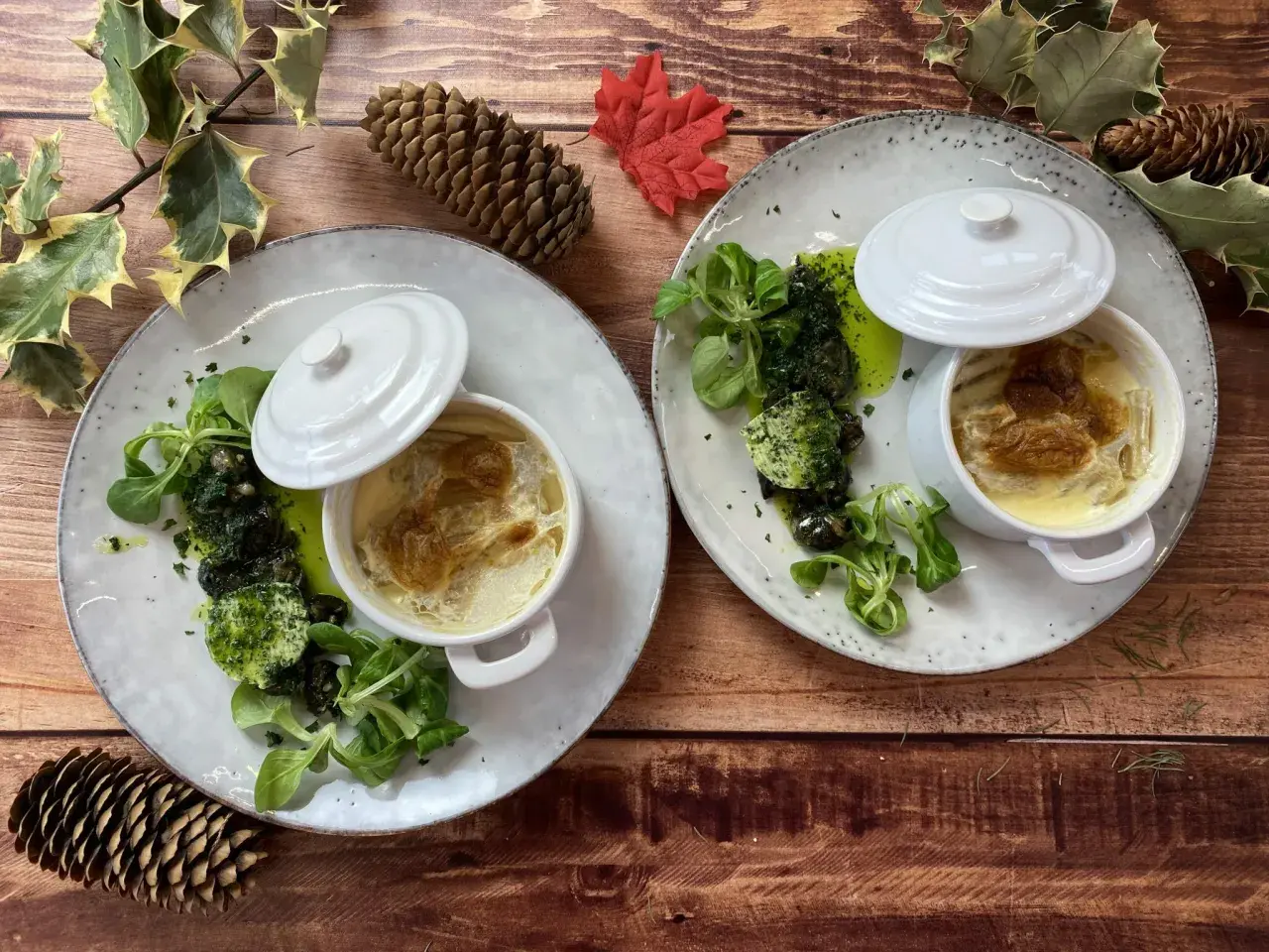 Deux gratins de cardons servis avec des escargots persillade et une salade verte. Parfait pour savoir que manger avec un gratin de cardons.