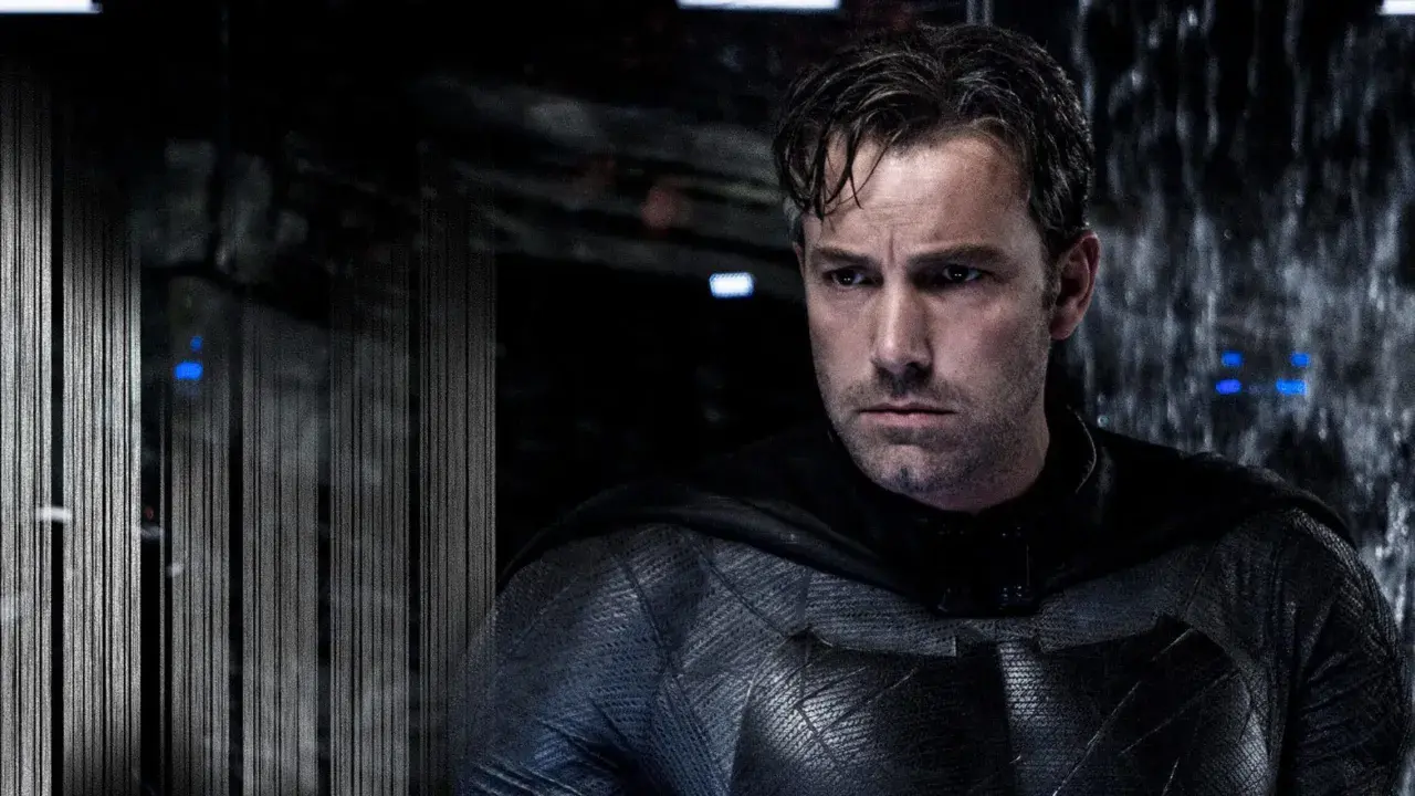 Ben Affleck jako Batman, w swoim charakterystycznym kostiumie, spogląda w dal.