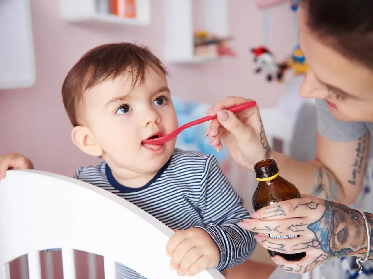Mama podaje dziecku witaminę D na łyżeczce. Ważne jest, ile witaminy D dla 2 latka, by zapewnić mu zdrowy rozwój.