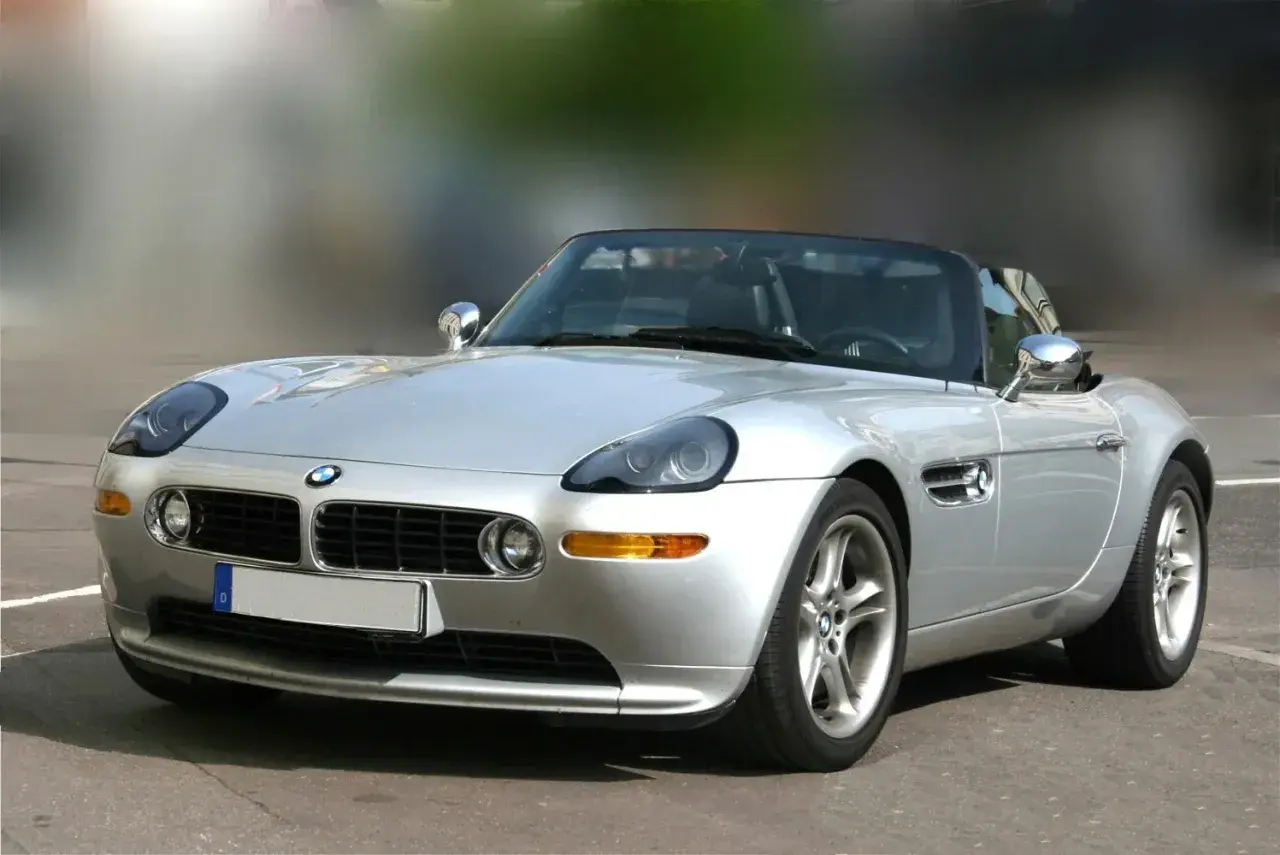 Srebrny kabriolet BMW Z8 z lat 2000-2003, z charakterystycznymi podwójnymi nerkami i okrągłymi reflektorami.