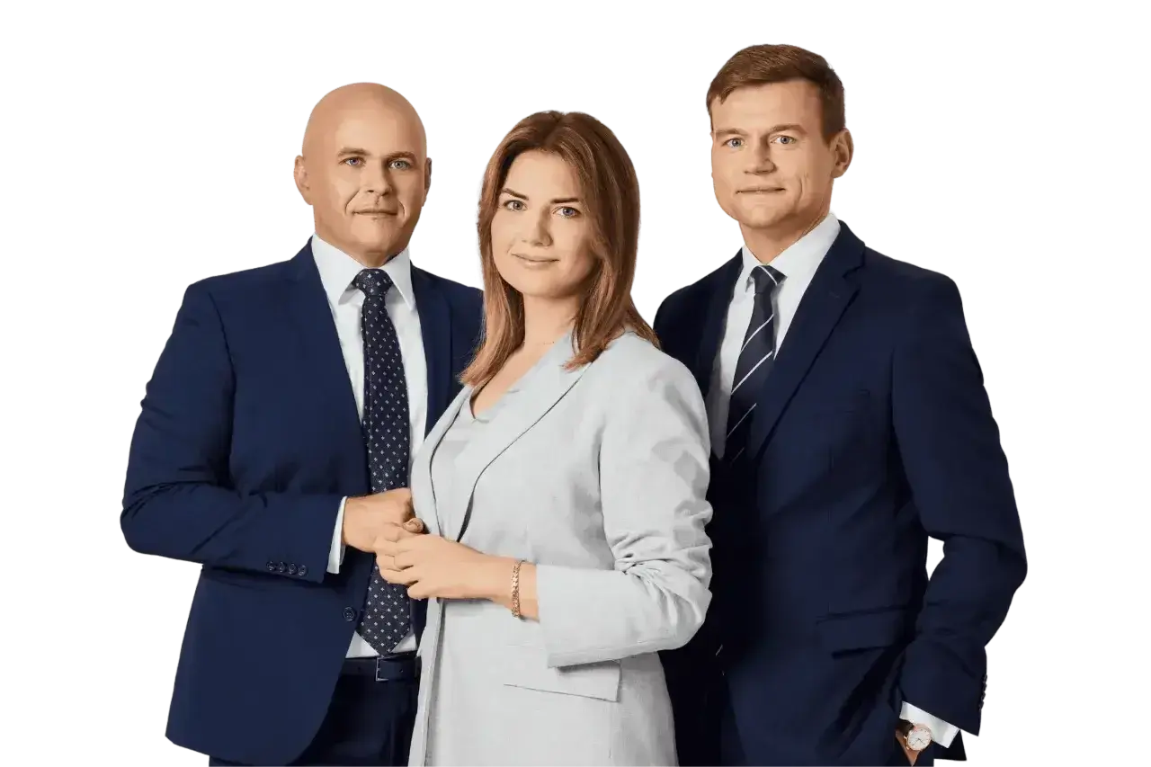 Trzy osoby w garniturach na czarnym tle.