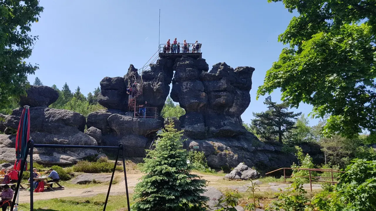 Menschen erklimmen eine Aussichtsplattform auf bizarren Felsen. Ein tolles Ziel für Görlitz Wandern.