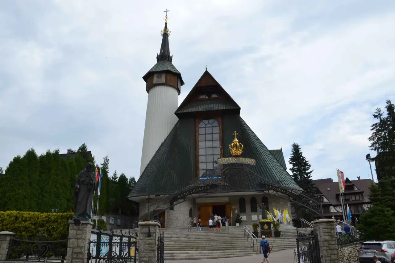 Słynny kościół w Zakopanem, Sanktuarium Matki Bożej Fatimskiej, z charakterystyczną wieżą i złotą koroną nad wejściem.