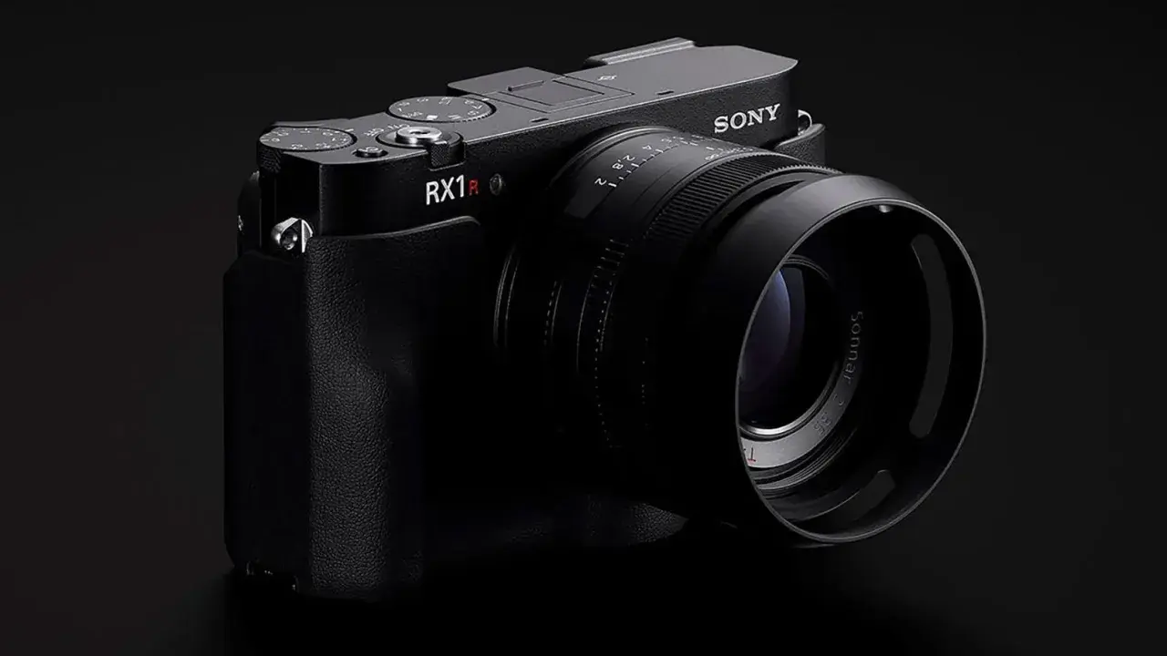Elegancki aparat Sony RX1R III z obiektywem Sonnar 35mm f/2.0, gotowy do uchwycenia wyjątkowych chwil.