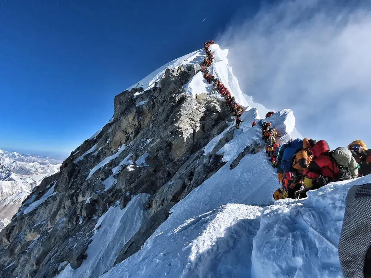 Korkociąg ludzi na Mount Everest. Tłok na szczycie, gdy zastanawiasz się, ile się wchodzi na Mount Everest.