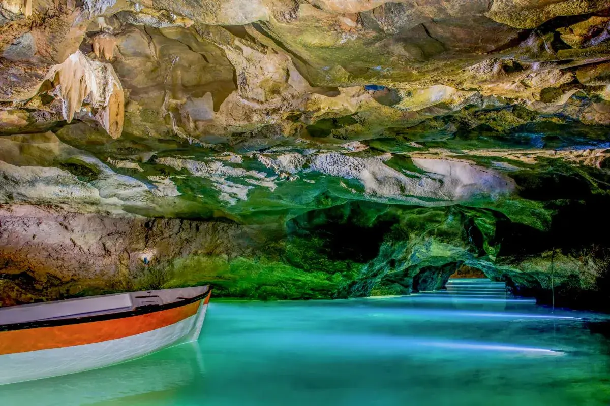 Un paseo en barca por las cuevas de San José, con formaciones rocosas y agua turquesa iluminada.