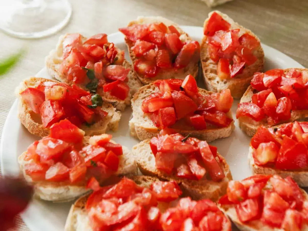 Bruschettas appétissantes, parfaites pour une recette facile. Des tranches de pain grillé garnies de tomates fraîches et d'herbes.