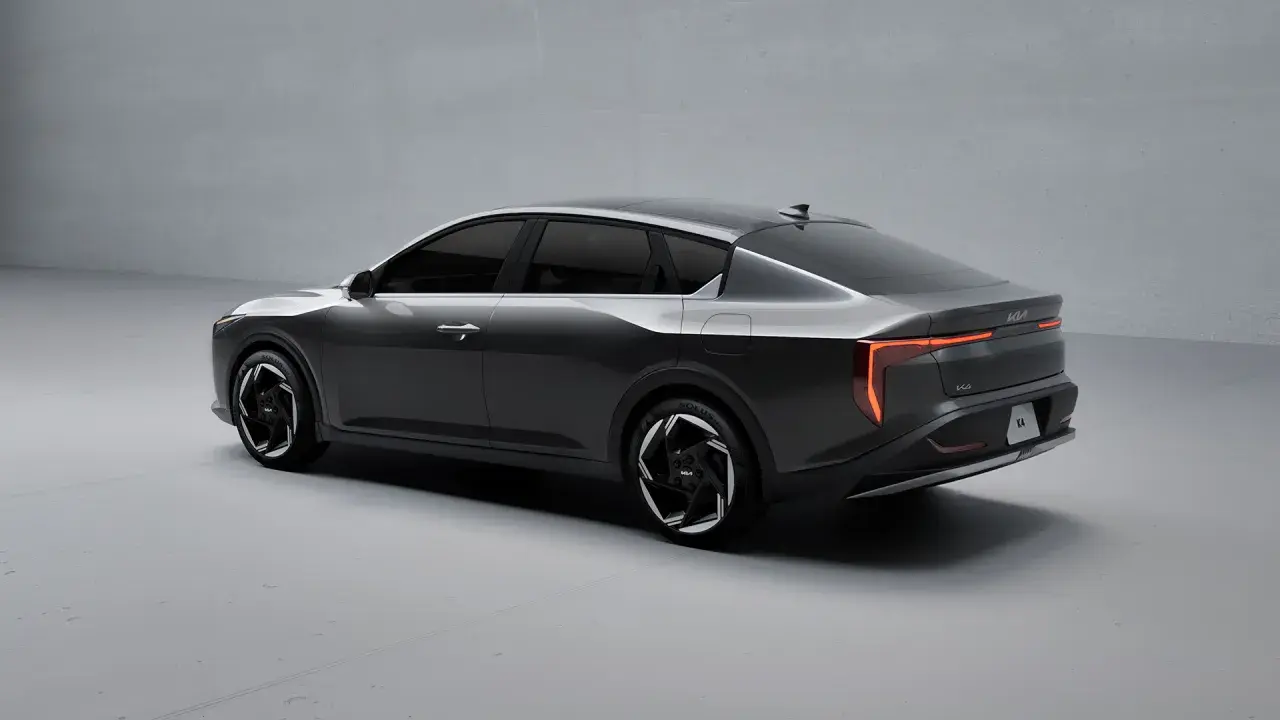 Nowoczesny kia sedan w kolorze grafitowym, z futurystycznymi światłami LED i aerodynamiczną sylwetką.