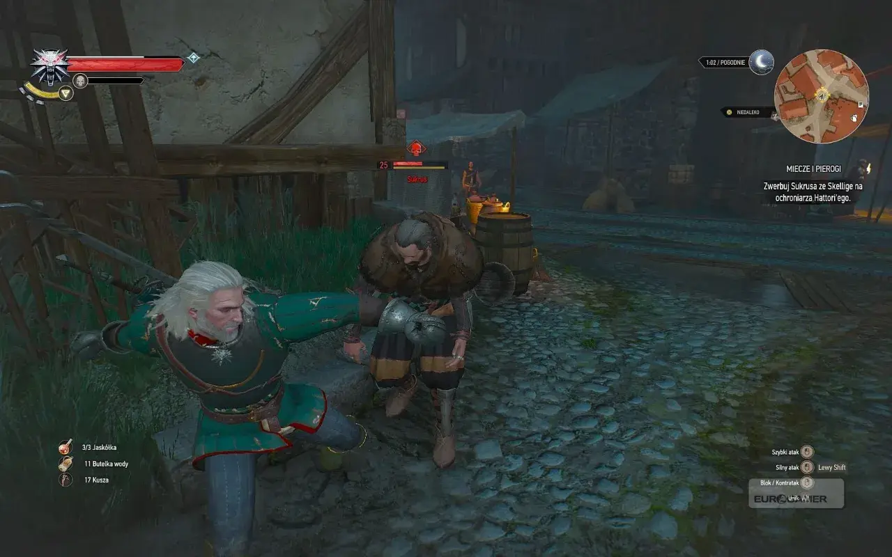 Geralt walczy z przeciwnikiem, a w tle widać stragan z napisem "Miecze i Pierogi".