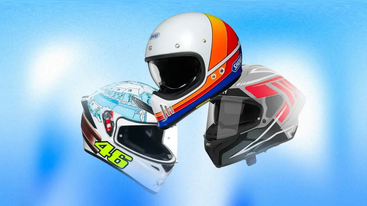 Tre caschi da moto con grafiche diverse, uno bianco con strisce colorate, uno bianco con disegno invernale e il numero 46, e uno grigio con dettagli rossi. La normativa casco moto è fondamentale per la sicurezza.