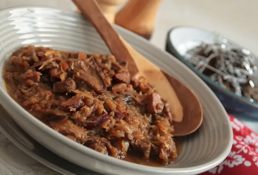 Jak długo gotować bigos? Ile gotujemy bigosa? Nasz przepis na tradycyjny bigos krok po kroku